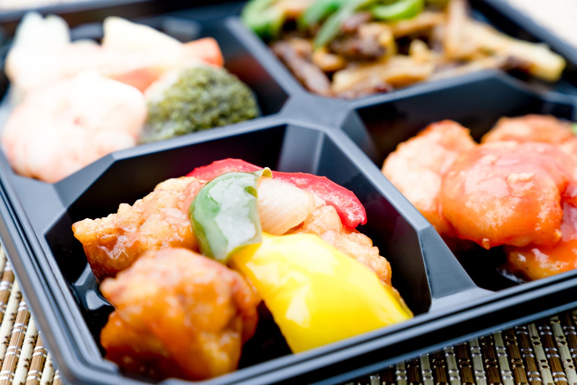 地域の皆様の食卓を彩るお惣菜を提供